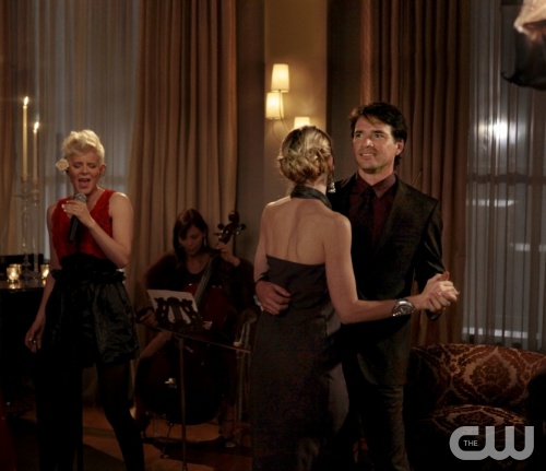 "War At The Roses" Gossip Girl Pictured (L to R) Singer Robyn as herself, Kelly Rutherford as Lily Van Der Woodsen and Matthew Settle as Rufus Humphrey PHOTO CREDIT:  GIOVANNI RUFINO/ THE CW &copy;2010 THE CW NETWORK.  ALL RIGHTS RESERVED