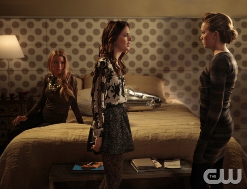 "The Townie" Gossip Girl Pictured (L-R)   Blake Lively as Serena Van Der Woodsen, Leighton Meester as Blair Waldorf and Katie Cassidy as Juliet PHOTO CREDIT:  GIOVANNI RUFINO/ THE CW &copy;2010 THE CW NETWORK.  ALL RIGHTS RESERVED