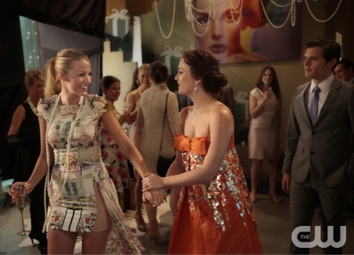 "All The Pretty Sources" GOSSIP GIRL Pictured (l-r) Blake Lively as Serena Van Der Woodsen and Leighton Meester as Blair Waldorf PHOTO CREDIT:  GIOVANNI RUFINO/THE CW © 2011 THE CW Network, LLC.  All Rights Reserved.