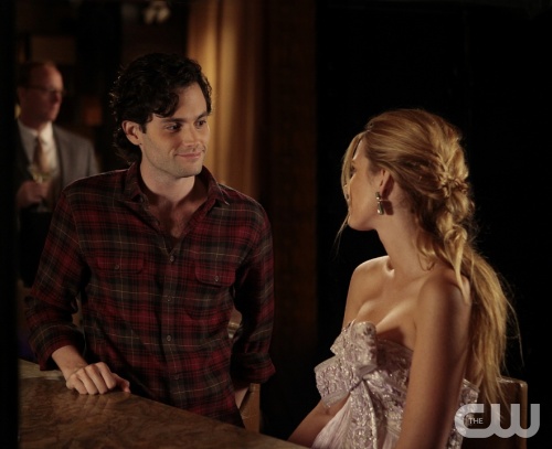 "Riding In Town Cars With Boys" GOSSIP GIRL Pictured (L-R) Penn Badgley as Dan Humphrey and Blake Lively as Serena Van Der Woodsen PHOTO CREDIT:  GIOVANNI RUFINO/THE CW &copy; 2011 THE CW Network, LLC.  All Rights Reserved.