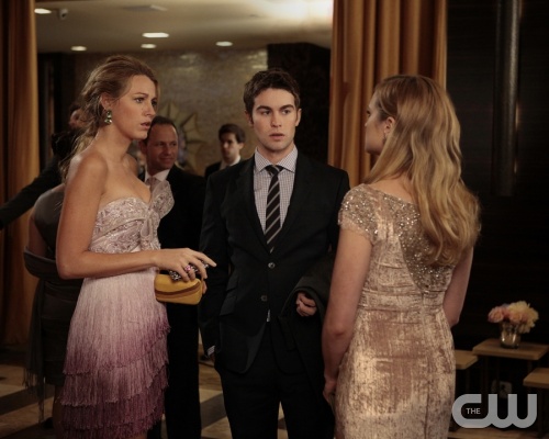 "Riding In Town Cars With Boys" GOSSIP GIRL Pictured (L-R) Blake Lively as Serena Van Der Woodsen, Chace Crawford as Nate Archibald and Kaylee DeFer as Charlotte 'Charlie' Rhodes PHOTO CREDIT:  GIOVANNI RUFINO/THE CW &copy; 2011 THE CW Network, LLC.  All Rights Reserved.