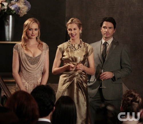 "Riding In Town Cars With Boys" GOSSIP GIRL Pictured (L-R) Kaylee DeFer as Charlotte 'Charlie' Rhodes, Kelly Rutherford as Lily Van Der Woodsen and Mathew Settle as Rufus Humphrey PHOTO CREDIT:  GIOVANNI RUFINO/THE CW &copy; 2011 THE CW Network, LLC.  All Rights Reserved.