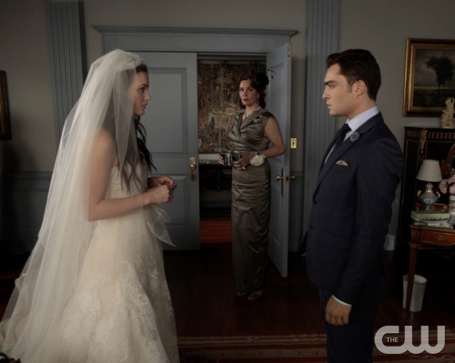 "G.G." - Leighton Meester as Blair Waldorf, Margaret Colin as Eleanor and Ed Westwick as Chuck Bass in GOSSIP GIRL on The CW.  Photo: Giovanni Rufino/The CW&copy;2011 The CW Network, LLC. All Rights Reserved.