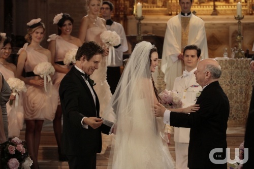 "G.G." - John Shea as Harold Waldorf, Leighton Meester as Blair Waldorf and Wallace Shawn as Cyrus Rose in GOSSIP GIRL on The CW.  Photo: Giovanni Rufino/The CW©2011 The CW Network, LLC. All Rights Reserved.