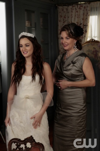 "G.G." - Leighton Meester as Blair Waldorf and Margaret Colin as Eleanor in GOSSIP GIRL on The CW.  Photo: Giovanni Rufino/The CW©2011 The CW Network, LLC. All Rights Reserved.