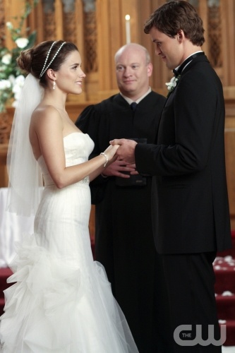 "The Other Half of Met" -- Pictured (L-R)Sophia Bush as Brooke and Austin Nichols as Julian in ONE TREE HILL on The CW. Photo: Fred Norris/&copy;2011 The CW Network, LLC. All Rights Reserved