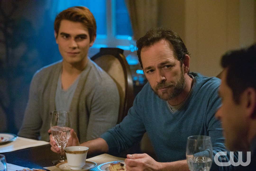 Riverdale -- "Chapter Twenty-Eight: There Will Be Blood" -- Image Number: RVD215a_0044.jpg -- Pictured (L-R): KJ Apa as Archie and Luke Perry as Fred -- Photo: Jack Rowand/The CW -- ÃÂ© 2018 The CW Network, LLC. All Rights Reserved.
