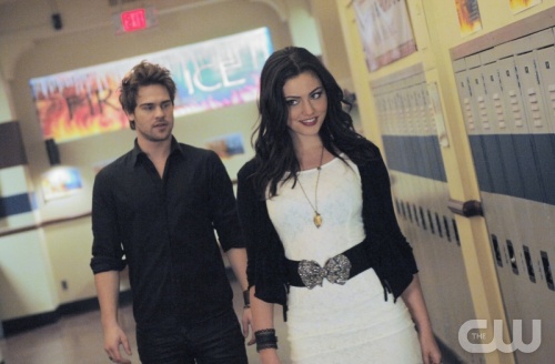 "Fire and Ice" -- Pictured (L-R): Grey Damon as Lee and Phoebe Tonkin as Faye in The Secret Circle on The CW.  Photo: Sergi Bachlakov/The CW  ©2011 The CW Network. All Rights Reserved.