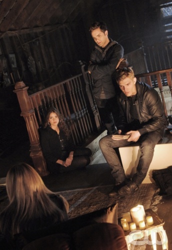 "Witness" -- Pictured (L-R): Shelley Hennig as Diana, Thomas Dekker as Adam, Chris Zylka as Jake, and Britt Robertson as Cassie (back to camera) in The Secret Circle on The CW.  Photo: Sergi Bachlakov/The CW  ©2011 The CW Network. All Rights Reserved.