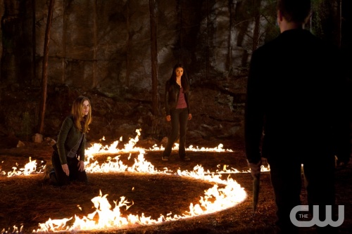 (L-R): Sara Canning as Jenna, Nina Dobrev as Elena, and Joseph Morgan as Klaus in THE VAMPIRE DIARIES on The CW. Photo: Bob Mahoney/The CW ©2011 The CW Network, LLC. All Rights Reserved.