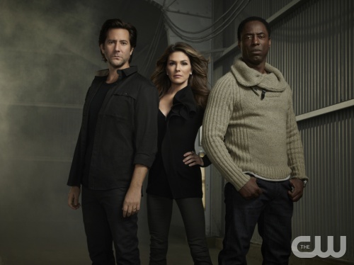 The 100 -- Image: HU01_JM_ 3shot2_0973 -- Pictured (L-R): Henry Ian Cusick as Kane Paige Turco as Abby, and Isaiah Washington as Chancellor Jaha -- Photo: Joe Magnani /The CW -- © 2014 The CW Network. All Rights Reserved.  