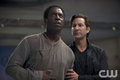 The 100 --  "Earth Skills" -- Image: HU102a_0044 -- Pictured (L-R): Isaiah Washington as Chancellor Jaha and Henry Ian Cusick as Kane -- Photo: Cate Cameron/The CW -- © 2014 The CW Network, LLC. All Rights Reserved.